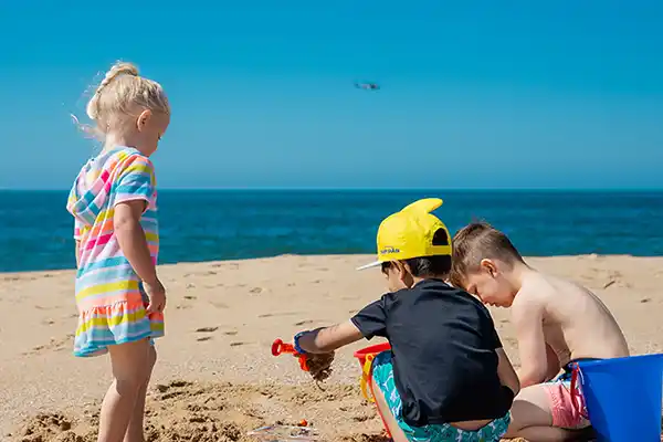 enfants sur une plage du Cotentin dans la Manche en Normandie